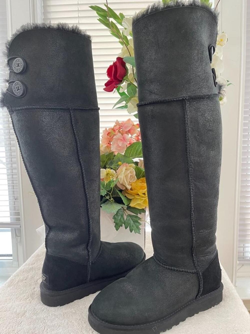 UGG-Australia-Over-The-Knee-Bailey-Button-Black-Boots- 3172 size 8 (bota1300